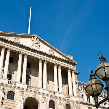 FTSE100 slips back as Bank of England hikes by 25bps